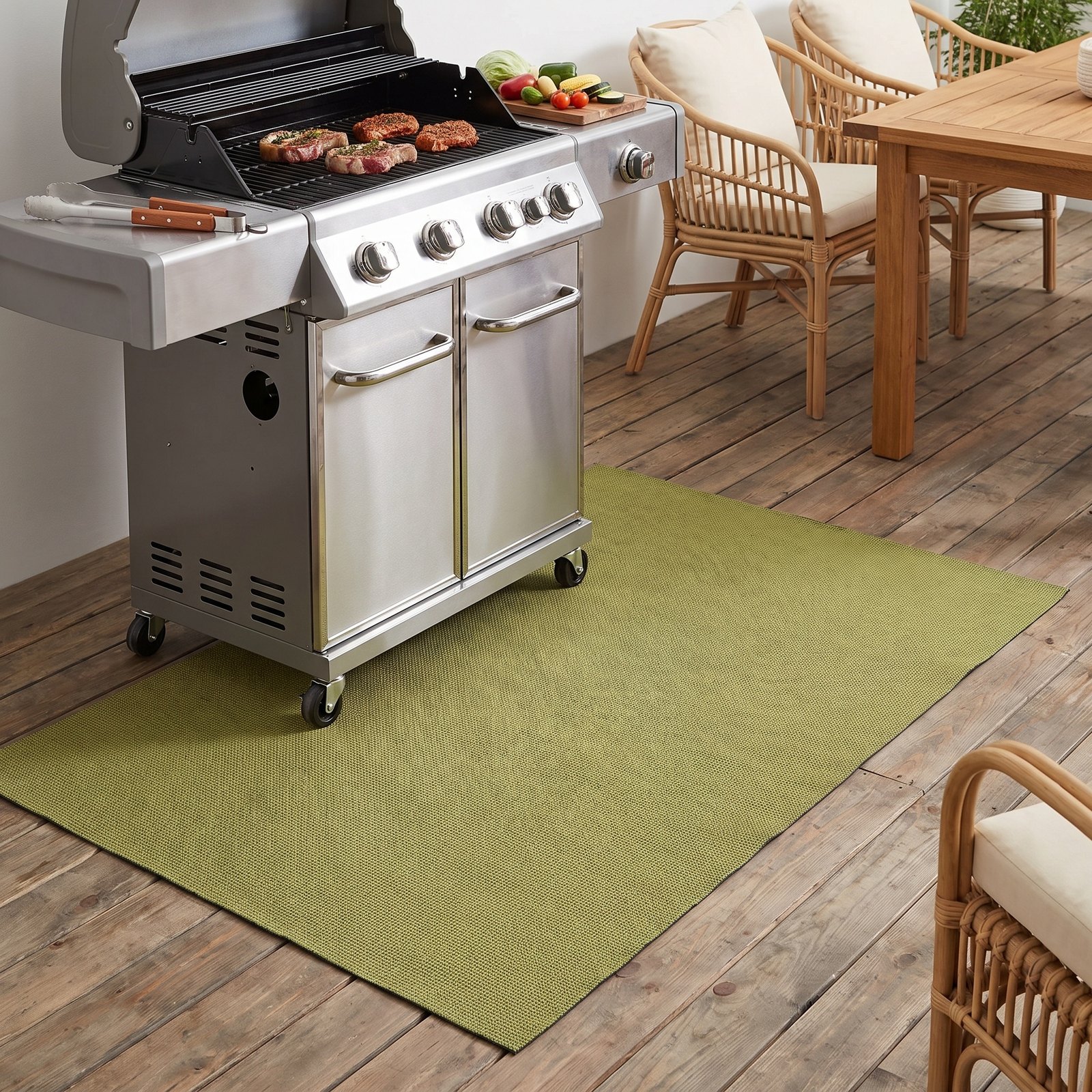 Farbwelten-Vergleich — Aversa Olivgrün unter dem Gasgrill auf der Terrasse